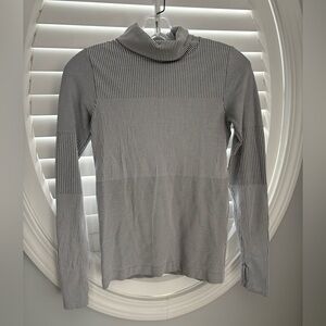 Athleta Flurry Base Layer Turtleneck gray/white striped design and thumbholes XS